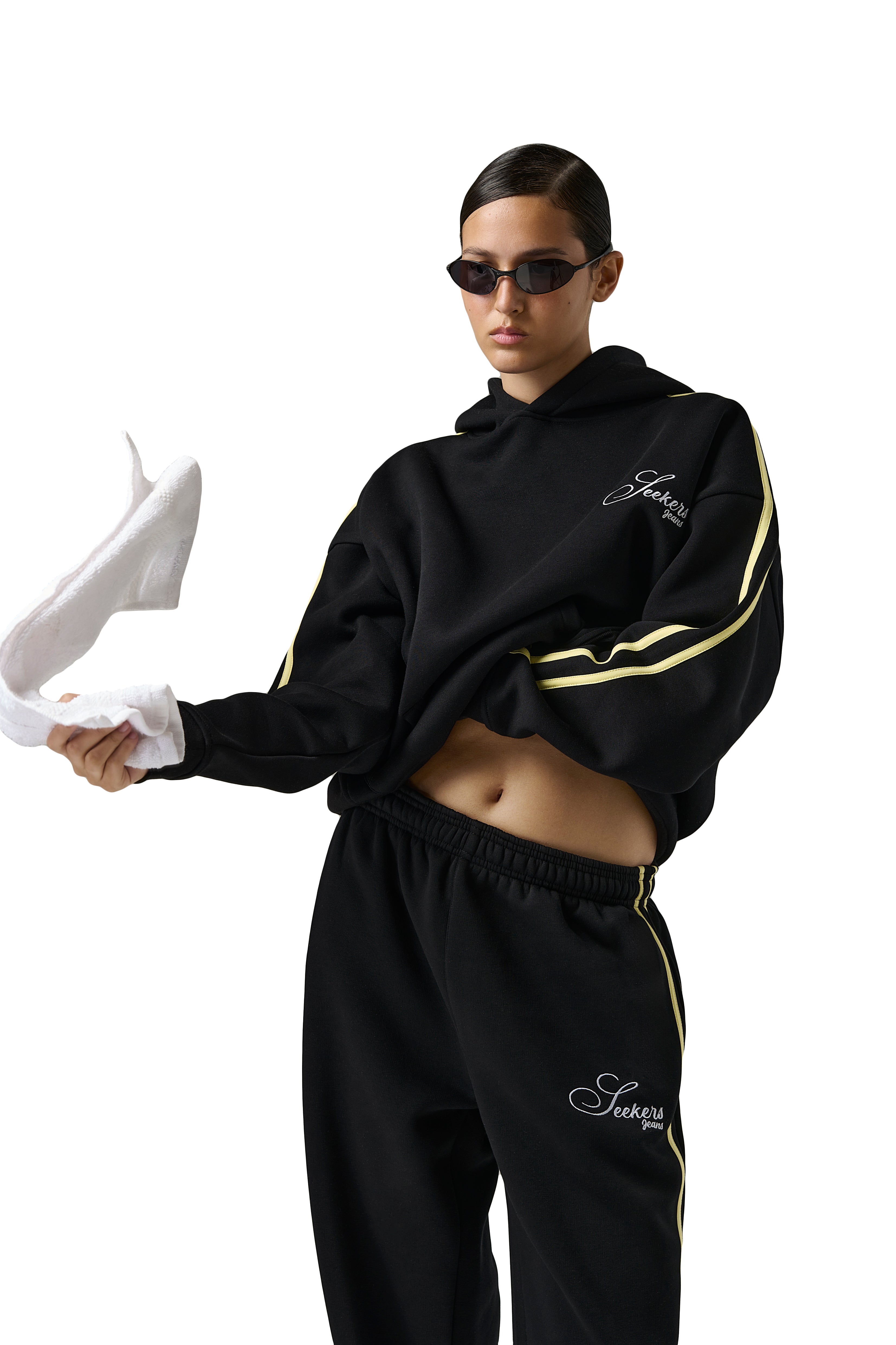 Model Scarlett is 5'8" and wears a size S.